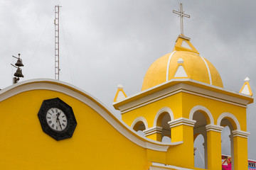 reloj y torre de iglesia