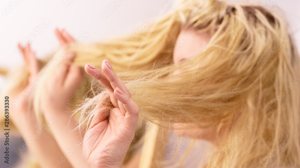 женщина с поврежденными секущимися кончиками волос