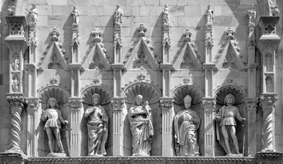 Wall Mural - COMO, ITALY - MAY 8, 2015: The saints on the gothic portal of Duomo by sculptors of  Rodari family (1447 - 1498).