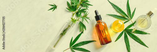 Fotografía Various glass bottles with CBD oil, THC tincture and hemp leaves on a marble background