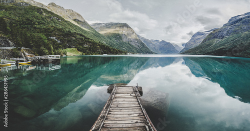 widok-na-jezioro-lovatnet-wokol-geiranger-w