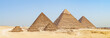Les célèbres pyramides de Gizeh alignées