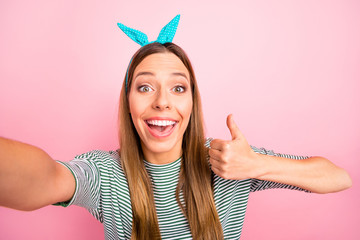 Self-portrait of her she nice-looking attractive lovely glad excited cheerful cheery straight-haired girl showing thumbup ad advert advice isolated over pink pastel background