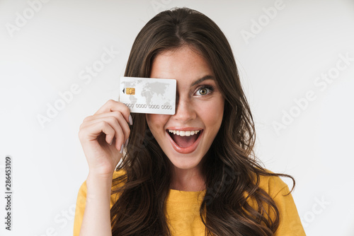 Fotografía Image of gorgeous brunette woman wearing casual clothes smiling and holding cred