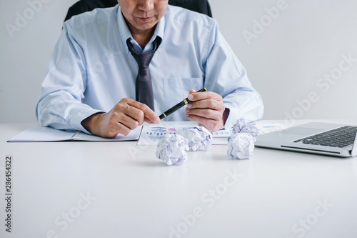 Cuadros en Lienzo Senior businessman depressed and exhausted, businessman at his desk frustrated w