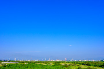 夏の響灘埋立地の工場地帯（福岡県北九州市）