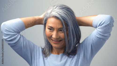 Cuadros en Lienzo Charming Asian Woman With Crossed Arms