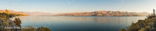 Foto  Sunrise views of the shores of Chelan Lake, Washington, USA.