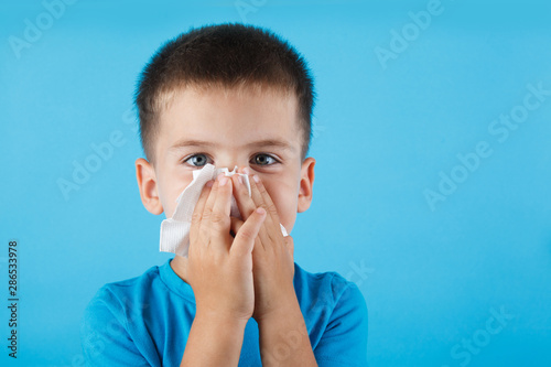 Pinturas sobre lienzo  Child blow the nose.