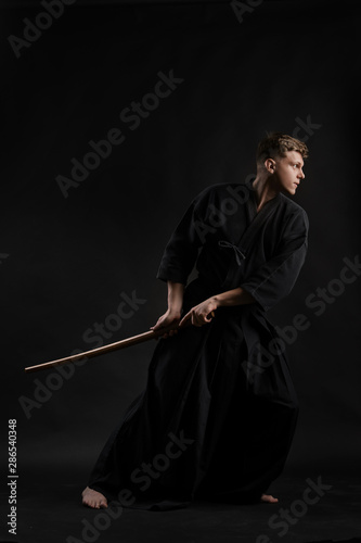 Dekoracja na wymiar  guru-kendo-ubrany-w-tradycyjne-japonskie-kimono-cwiczy-sztuke-walki-z-shinai