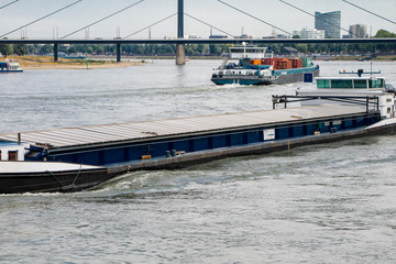 Wall Mural - Rio de reno amplamente utilizado para transporte de carga e passageiros, ponte em Düsseldorf, uma das cidades cortadas pelo rio, Alemanha Europa