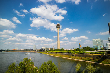 Wall Mural - Rio de reno amplamente utilizado para transporte de carga e passageiros, ponte em Düsseldorf, uma das cidades cortadas pelo rio, Alemanha Europa