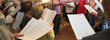Probe bei einem Kirchenchor mit Notenblättern und Dirigenten