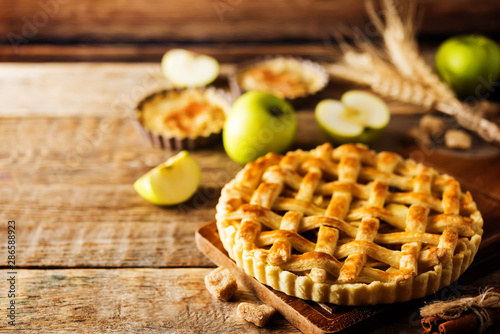 Fotografía Apple pie with fresh apple slices