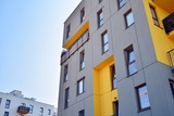 Fototapeta Miasto - Modern apartment buildings on a sunny day with a blue sky. Facade of a modern apartment building