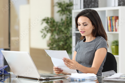 Fotomural Serious office worker reading a paper letter