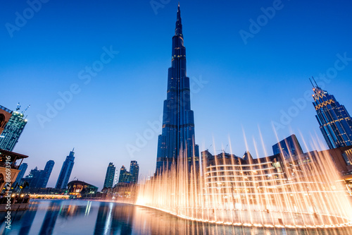 Fotomural Fountains in Dubai mall overlooking Dubai cityscape and buildings
