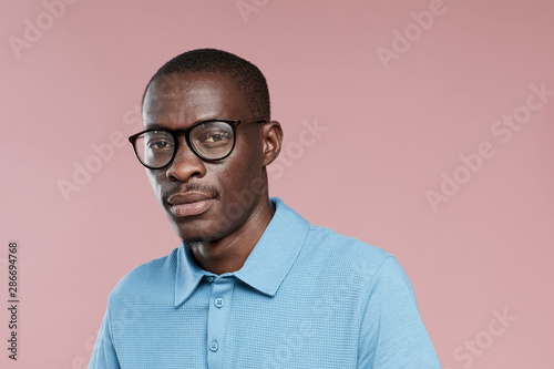 Fotomural Portrait of African handsome guy in eyeglasses and in casual clothing looking at