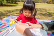 © shirohige - 公園でご飯を食べる子供