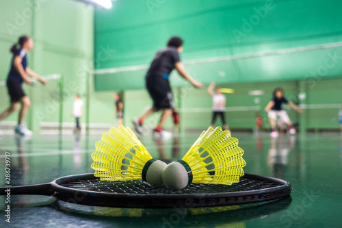 Fototapety Badminton  korty-do-badmintona-z-rywalizujacymi-graczami