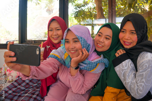 Fotomural Muslim woman and her teenager daughters