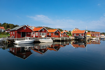 Blick auf den Ort Hamburgsund in Schweden