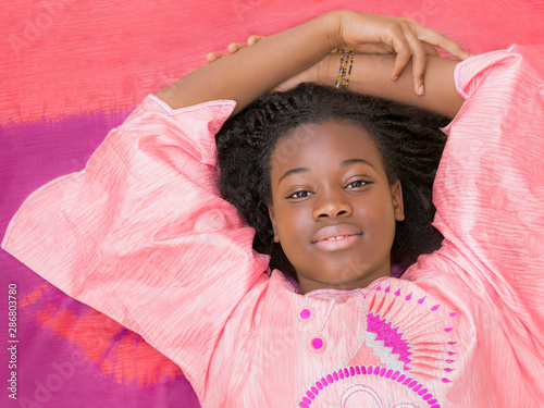 Fotografía Portrait of a beautiful girl wearing a celebration clothing and lying on a loinc