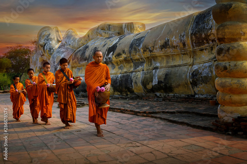 Fotomural Monks and novices at Phra Non Temple, Wat Lokayasutharam Phra Nakhon Si Ayutthay