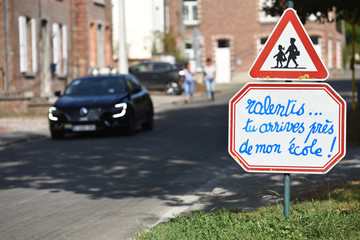 Wall Mural - ecole vitesse ralentir securité danger ecolier enfant signalisation