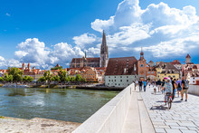 Auf Der Steinernen Brücke Von Regensburg Mit Blick Auf Den Dom