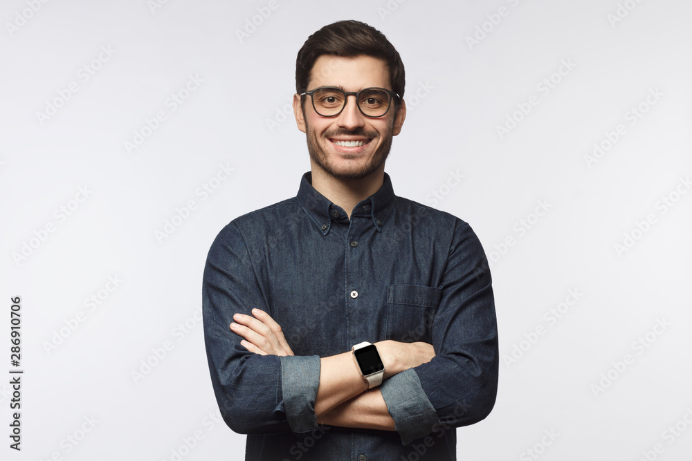 Man with crossed arms isolated on gray background - obrazy, fototapety, plakaty 