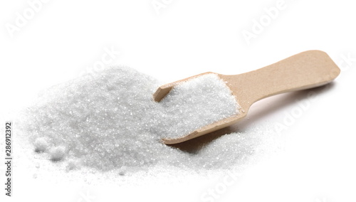 Fotomural Pile sugar crystal with wooden spoon isolated on white