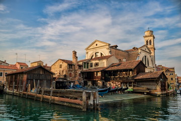 historische gondelwerft und san trovaso in venedig, italien