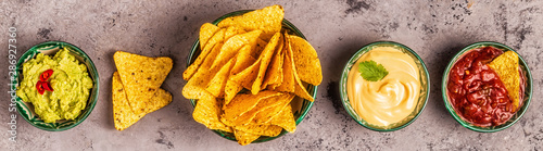 Fotografía Mexican food background: guacamole, salsa, cheesy sauces with nachos