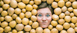 Frau in einem Kartoffel Hintergrund, lebensmittel konzept