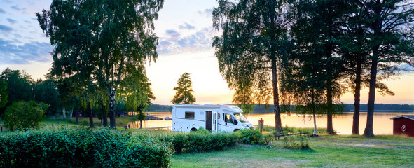 camping am see mit wohnmobile wildcamping sommer urlaub