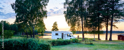Cuadros en Lienzo Camping am See mit Wohnmobile Wildcamping Sommer Urlaub