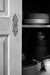 Schöner alter Beschlag mit Schlüsselloch an einem Geschirrschrank aus unbehandeltem Holz im Landhaus im Pfaffenwinkel in Rudersau bei Rottenbuch im Kreis Weilheim-Schongau in Oberbayern in Schwarzweiß