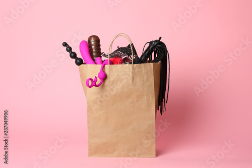 Paper shopping bag with different sex toys on pink background Billede på lærred
