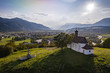© Hannes Mallaun - Malerischer Stil der Kapelle am Grattenbergl in Kirchbichl mit Blick auf Wörgl in Tirol