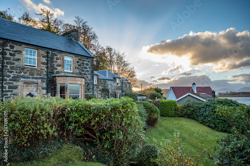Cuadros en Lienzo Sunset casts bright rays behind Stonefield Castle in Oban, Argyll and Bute, Scot