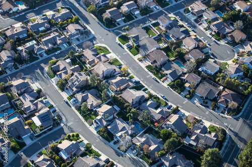 Fotomural Aerial view of suburban Thousand Oaks homes and streets near Los Angeles in Ventura County, California