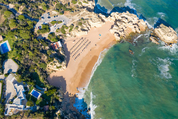 Canvas Print - Vue aérienne sur les côtes rocheuses à proximité de Albufeira On y voit les falaises rocheuses et les plages typiques de la côte du sud du Portugal.