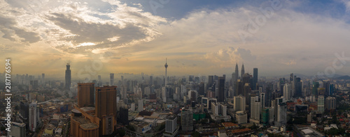 Photo Aerial panorama of Kuala Lumpur city skyline during cloudy day, Malaysia