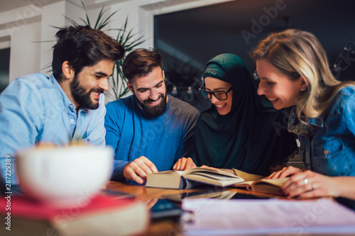 Fotografía Group of students of diverse ethnic learning at home