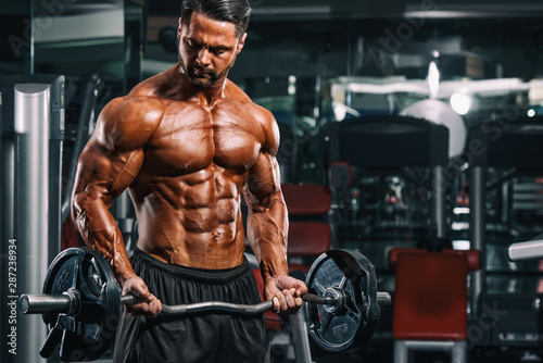 Fotomural BodyBuilder Doing Barbell Bicep Curls at the Gym