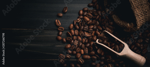 Fotografía coffee beans bag and scoop on old rusty background