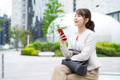 スマホを持つ女性 Stock 写真 Adobe Stock スマホを持つ女性 Stock 写真 Adobe Stock