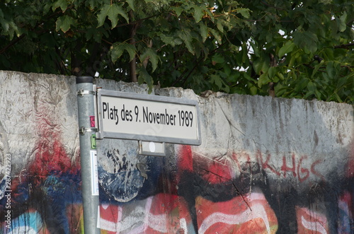 Fotomural Straßenschild am ehemaligen Grenzübergang Bornholmer Straße