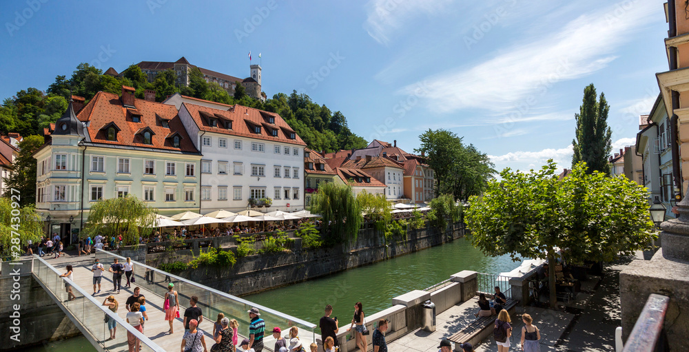Obraz na płótnie View of the embankment of the Ljubljana River in Ljubljana w salonie